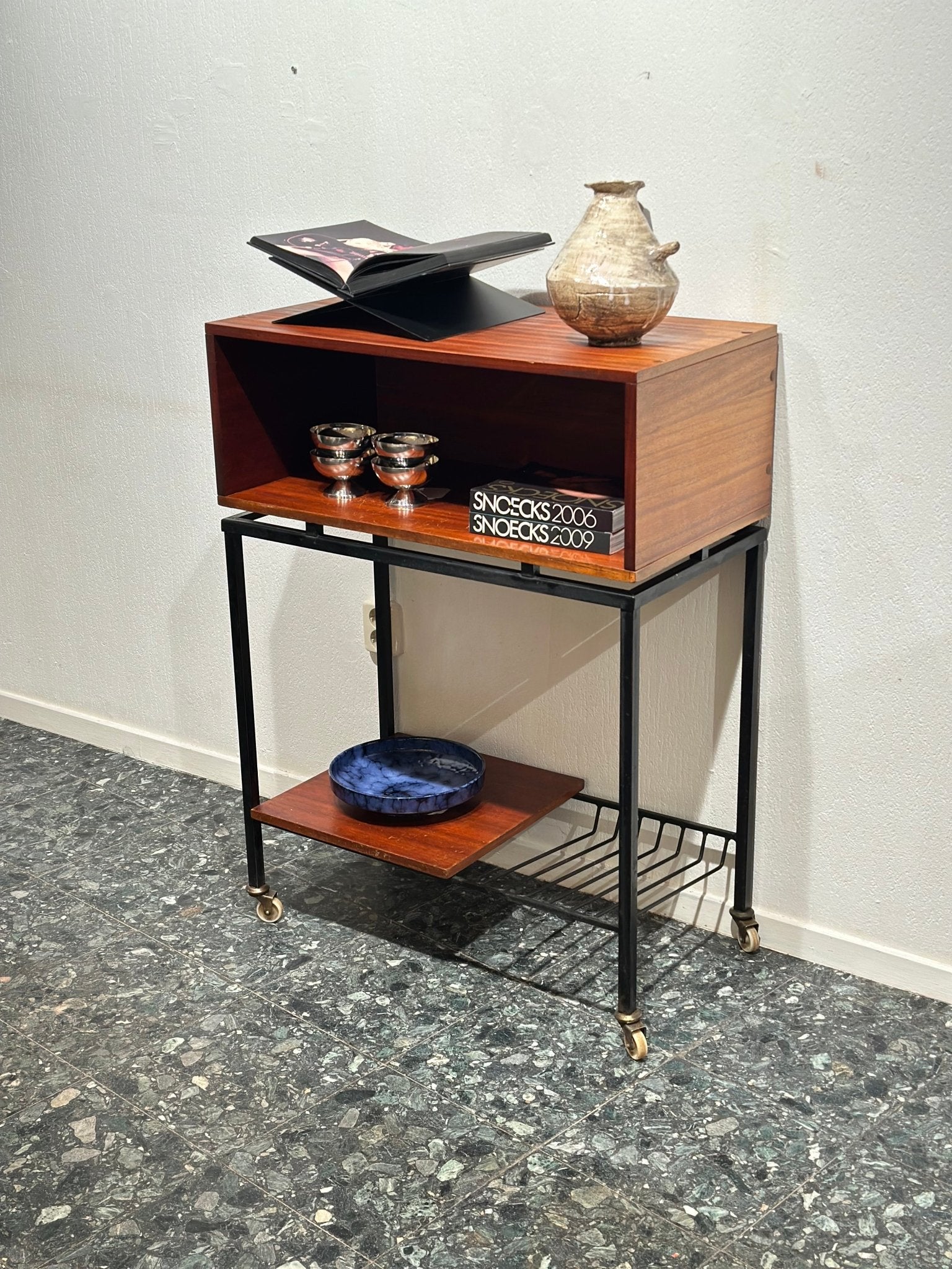 Vintage Side Table on wheels - Lattico