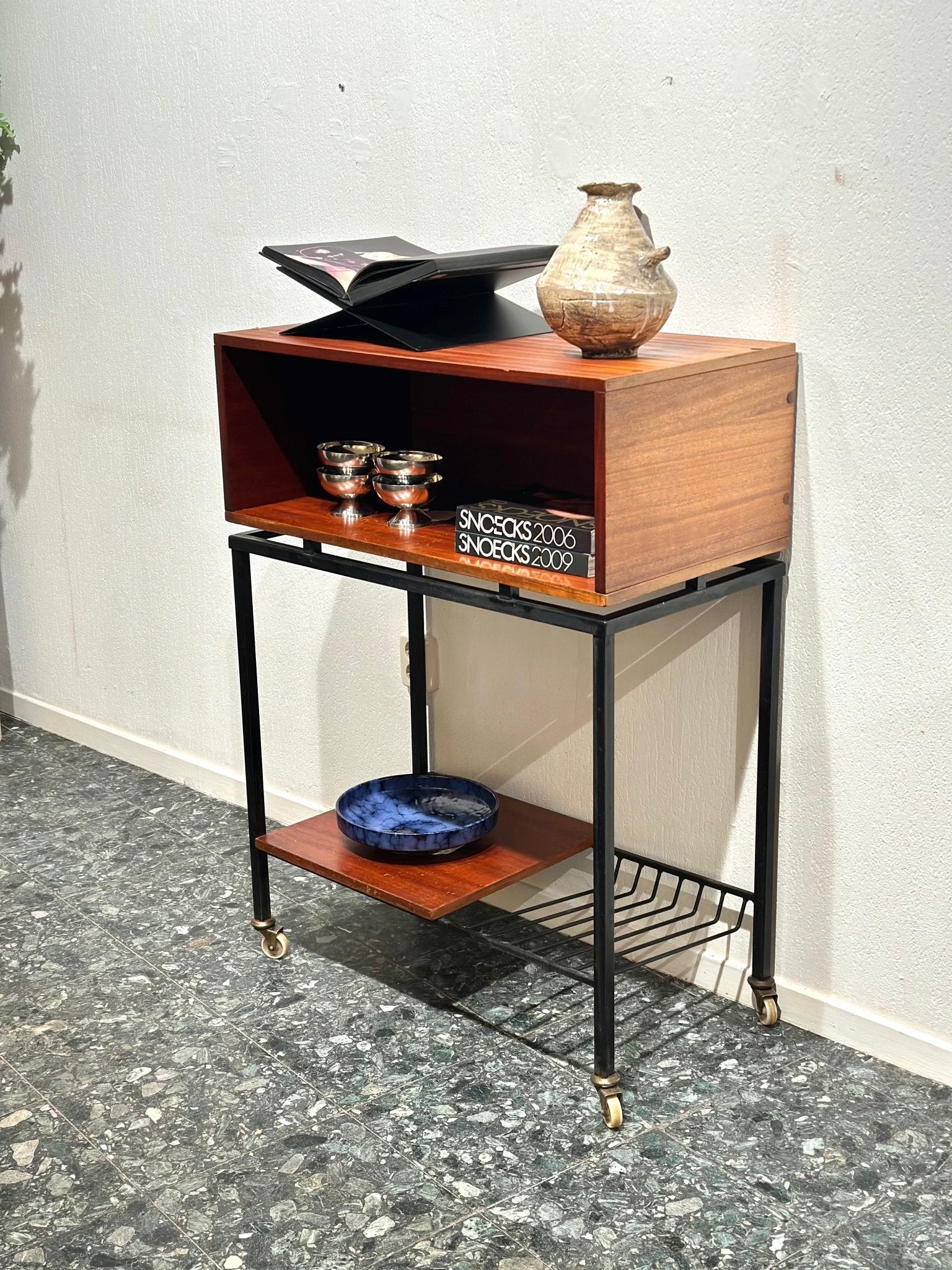 Vintage Side Table on wheels - Lattico
