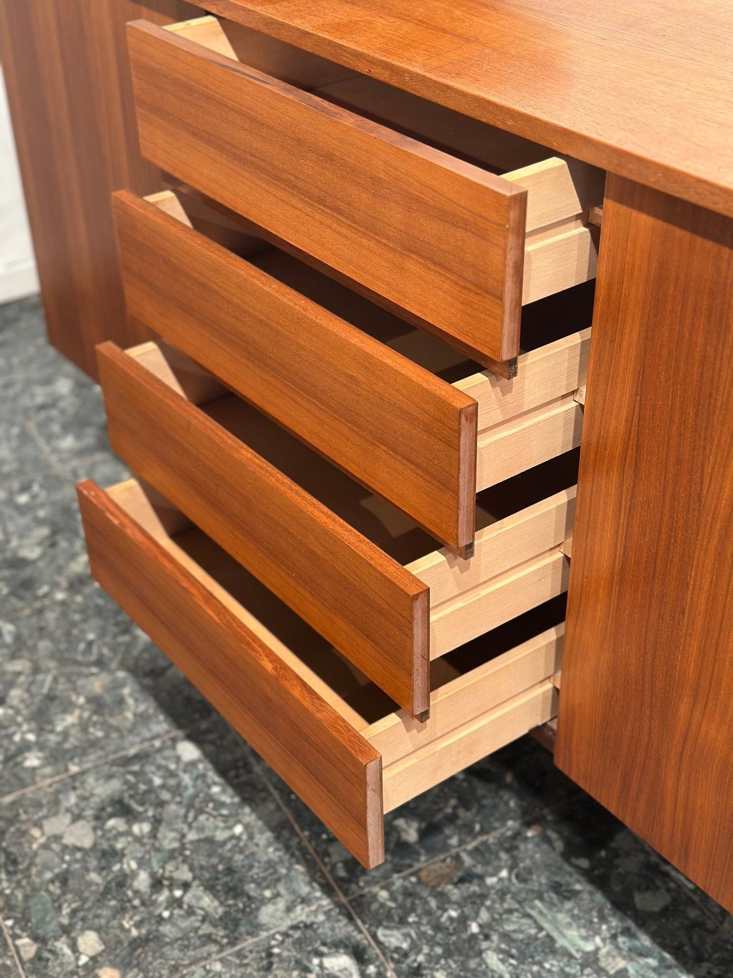 Midcentury Minimal Sideboard - Lattico